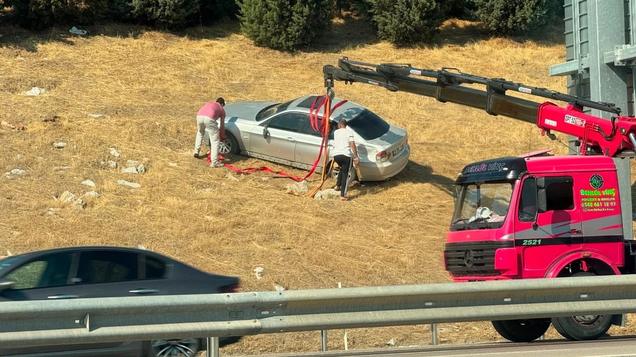 Bursa'da otomobil bariyerleri aşıp tarlaya uçtu