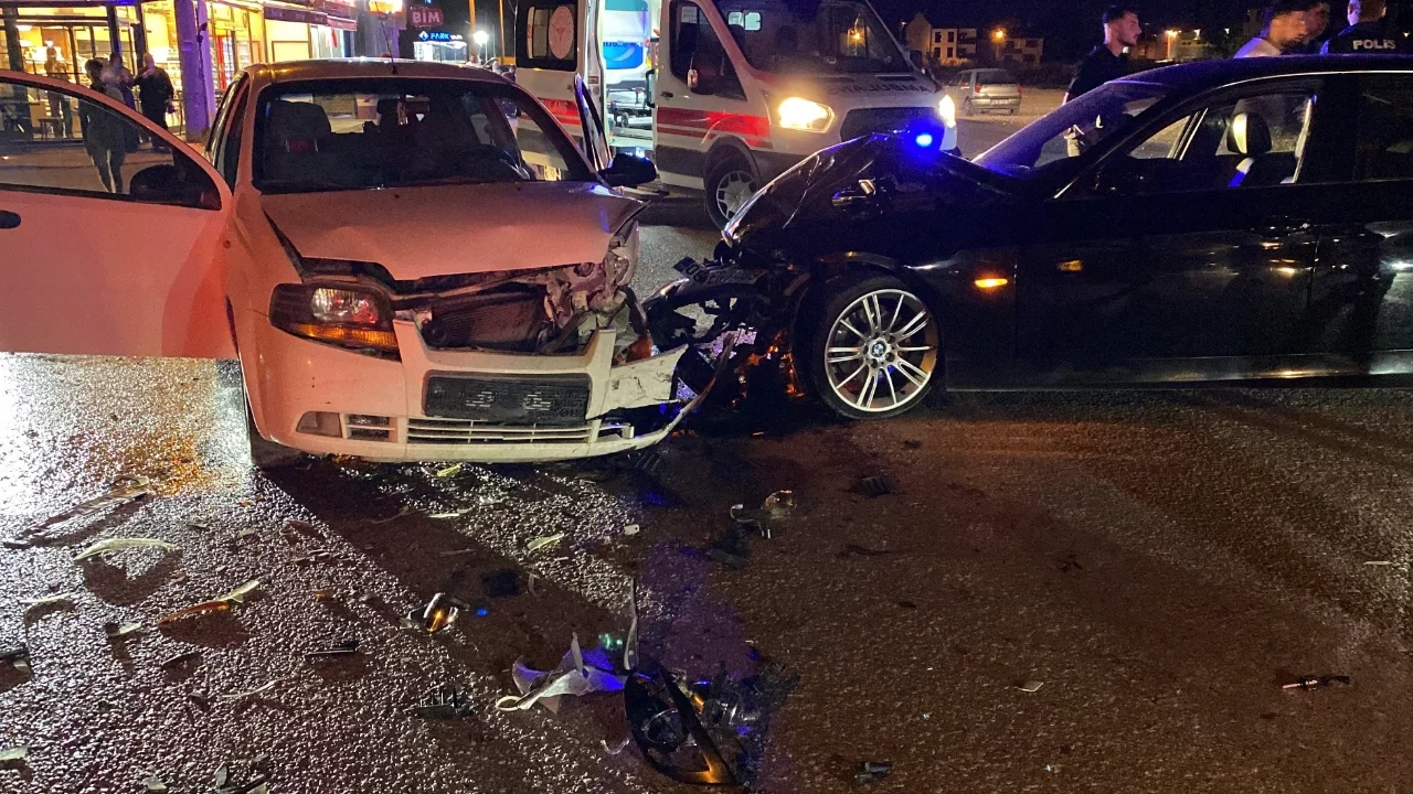 Bursa'da iki otomobil kafa kafaya çarpıştı: 2 yaralı