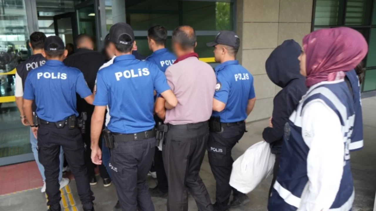 12 yıllık cinayet soruşturmasında 17 şüpheli adliyede