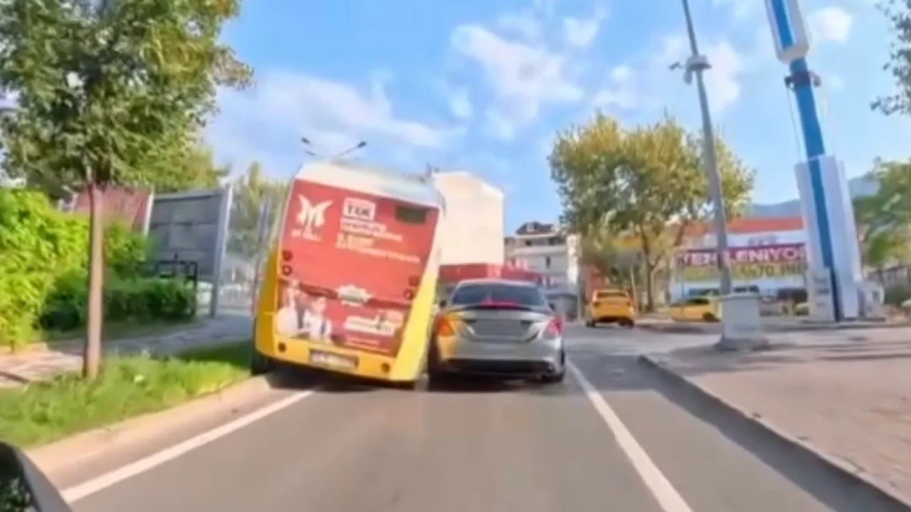 Bursa'da halk otobüsü kontrolden çıktı, kaza kamerada