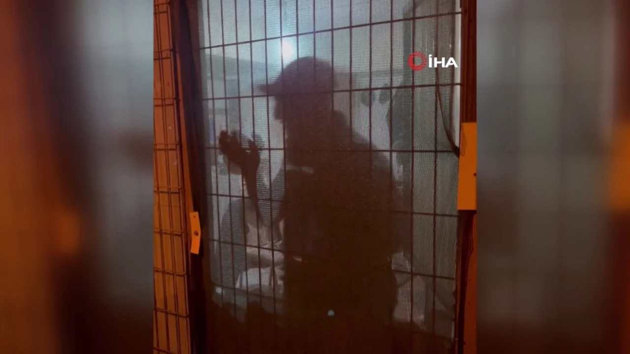 Şaka diye kapıya kilit vurdular, mahsur kaldı