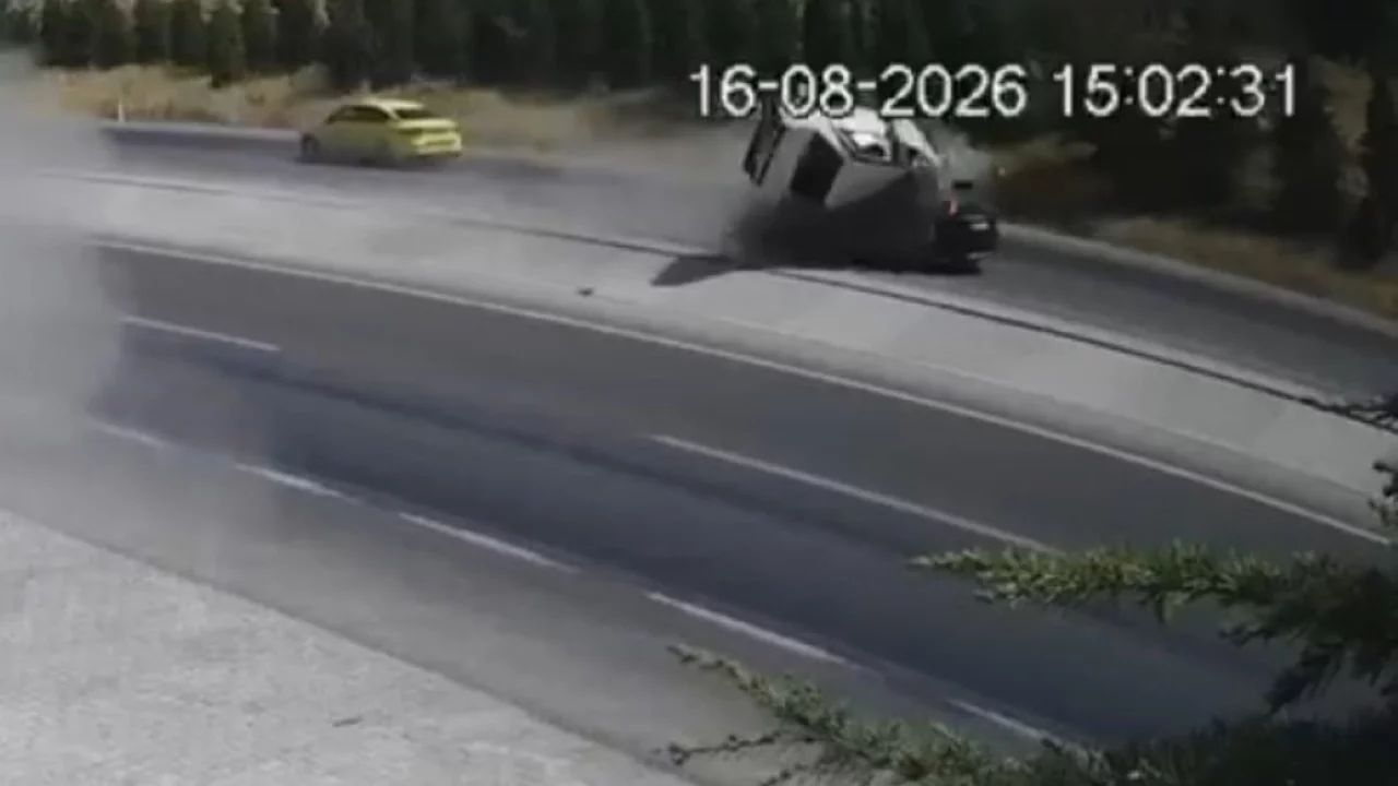 Yola fırlayan parçadan kurtulmak isterken karşı şeride uçarak 2 otomobille çarpıştı: 2 ölü