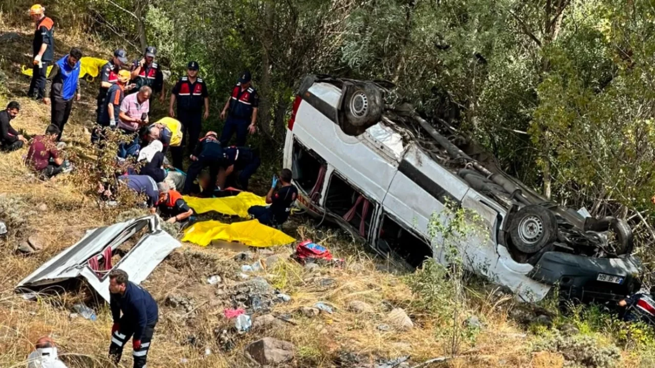 Yolcu minibüsü şarampole uçtu: 4 ölü
