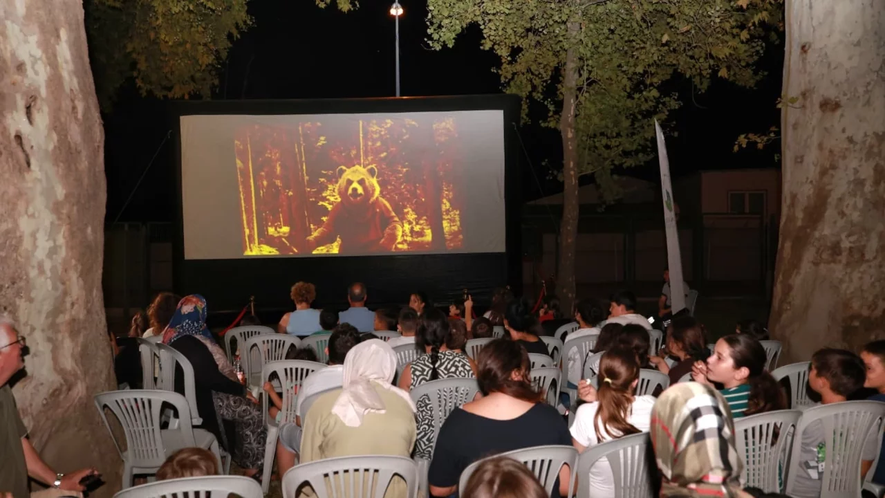 Yazlık Sinema Keyfi Bu Kez Veysel Karani Mahallesi'nde Yaşandı