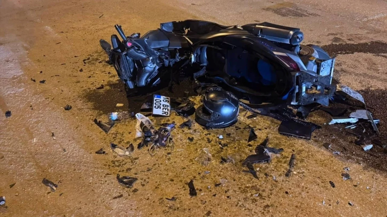 Bursa'da otomobil ile motosiklet kafa kafaya çarpıştı