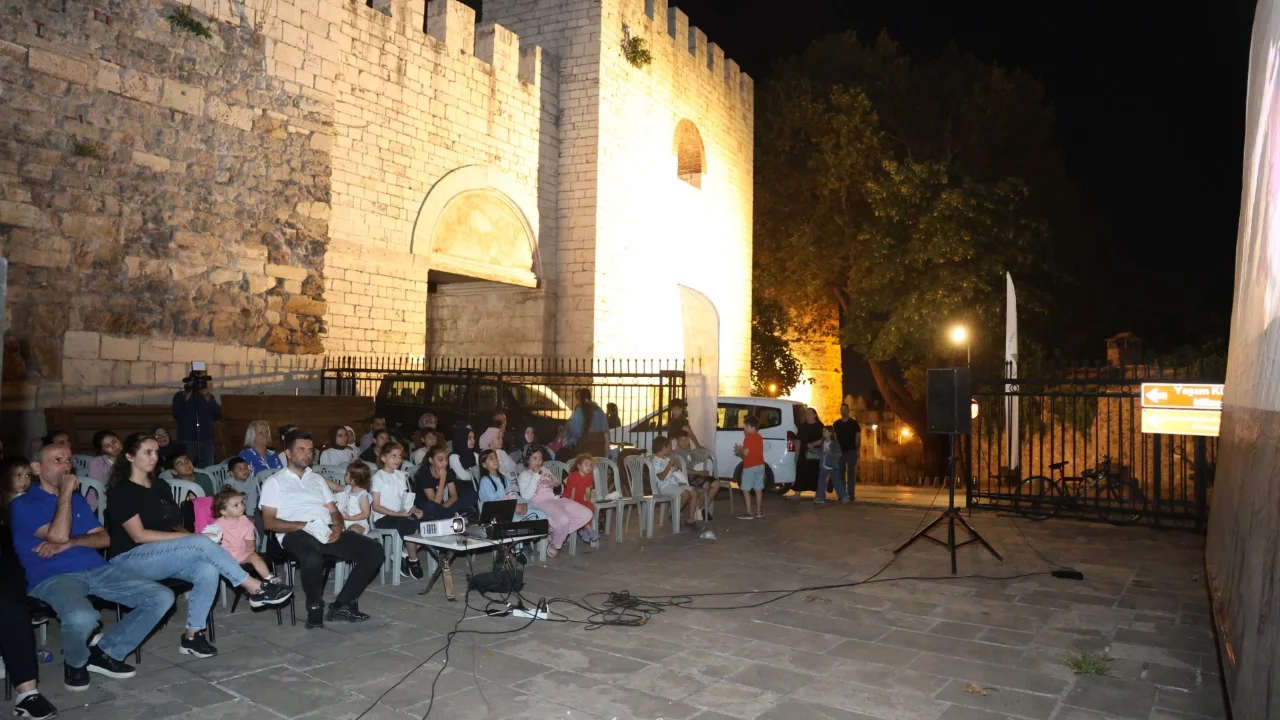 Osmangazi'de Sinema Keyfi Tarihi Surların Gölgesinde Yaşandı