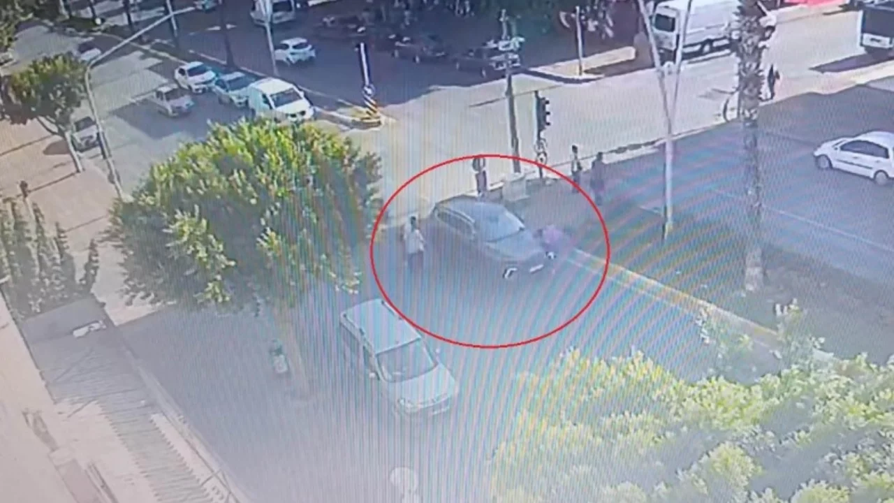 Otomobilin çarptığı kadın metrelerce savruldu