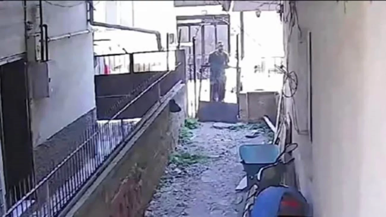 Bursa'da hurdacı evin demir kapısını söküp götürdü