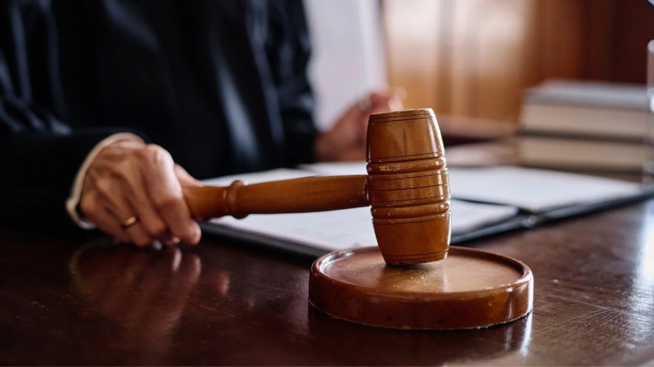İş yerinde öpüşen işçiye Yargıtay'dan kötü haber