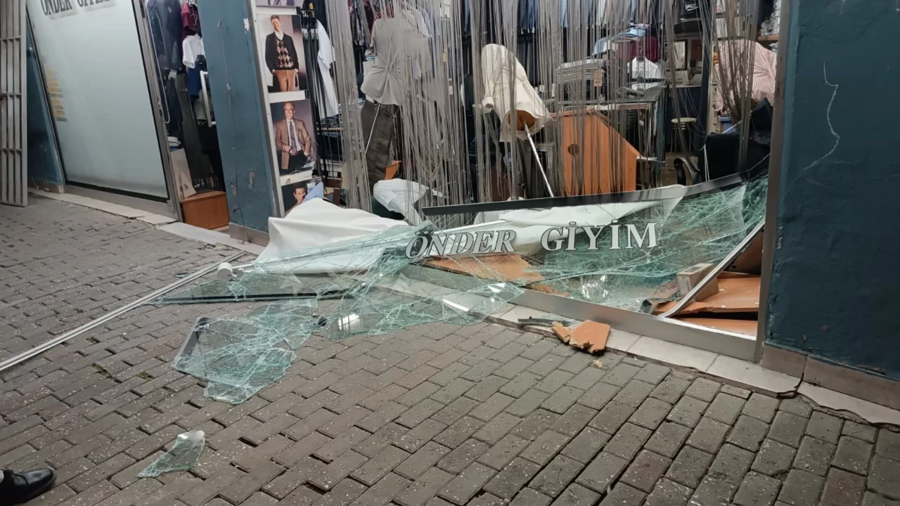 Bursa'da direksiyon hakimiyetini kaybeden sürücü dükkana girdikten sonra firar etti