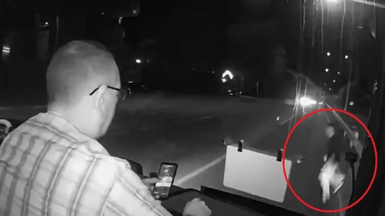 Feci kaza! Otobüsün çarptığı 17 yaşındaki çocuğun ölüm anı kamerada