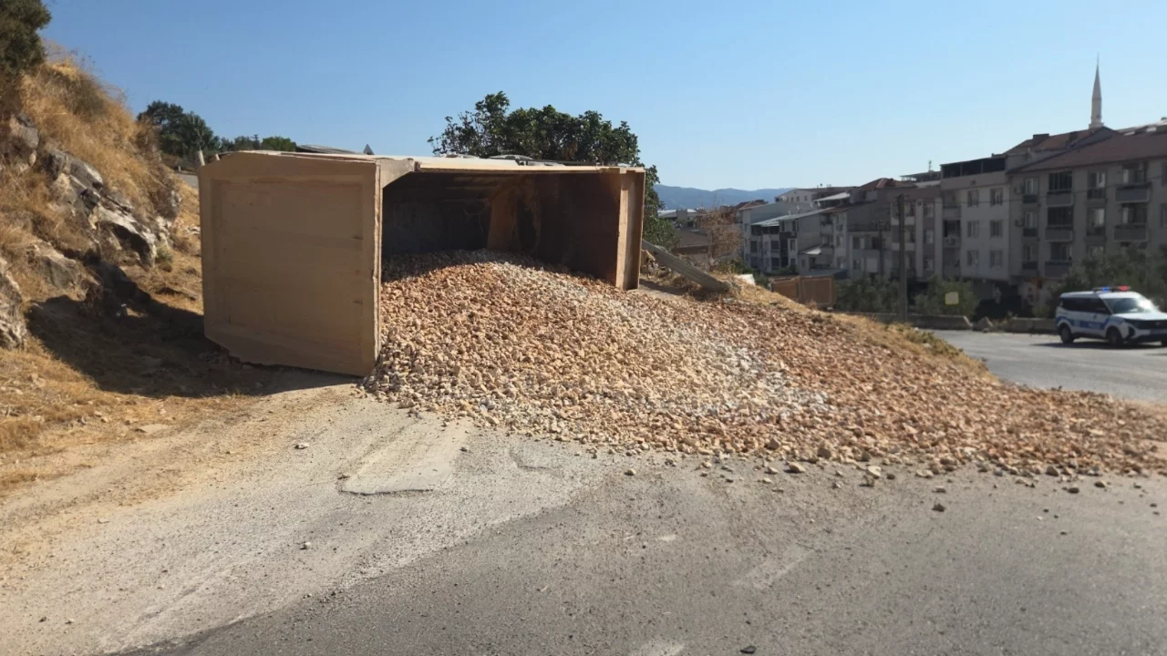 Bursa'da freni boşalan kamyon faciayı kıl payı önledi