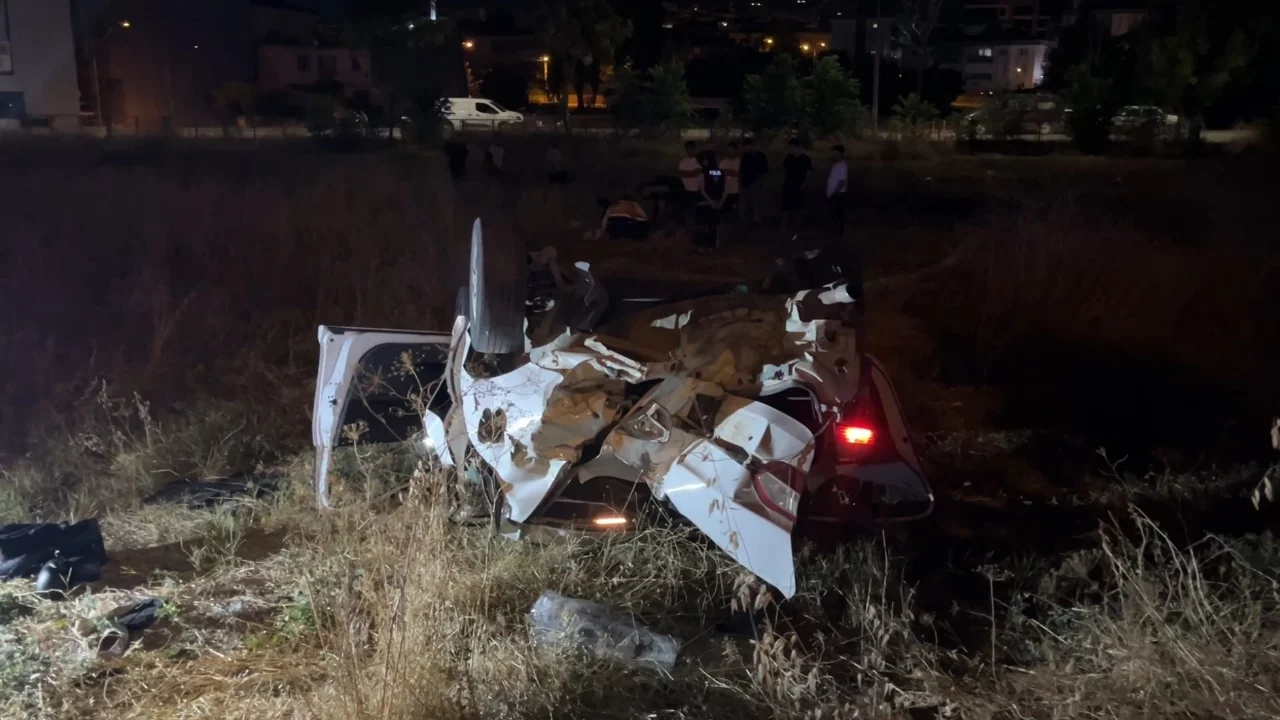 Bursa'da feci kaza! Otomobil tarlaya uçtu: 5 yaralı