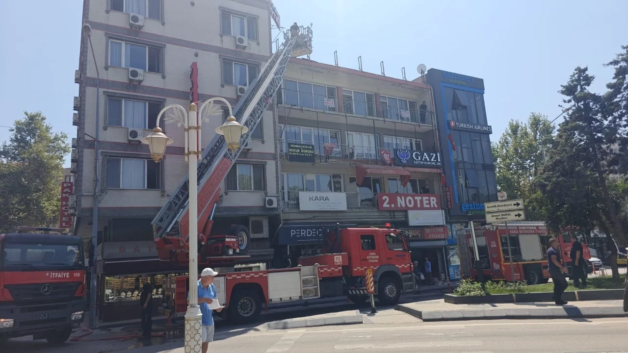 Bursa'da pasajın çatı katında yangın çıktı