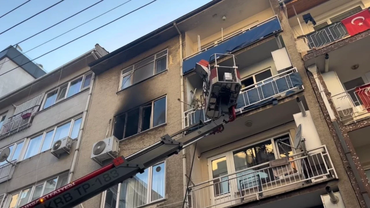 Bursa'da 4 katlı binada çıkan yangın paniğe neden oldu