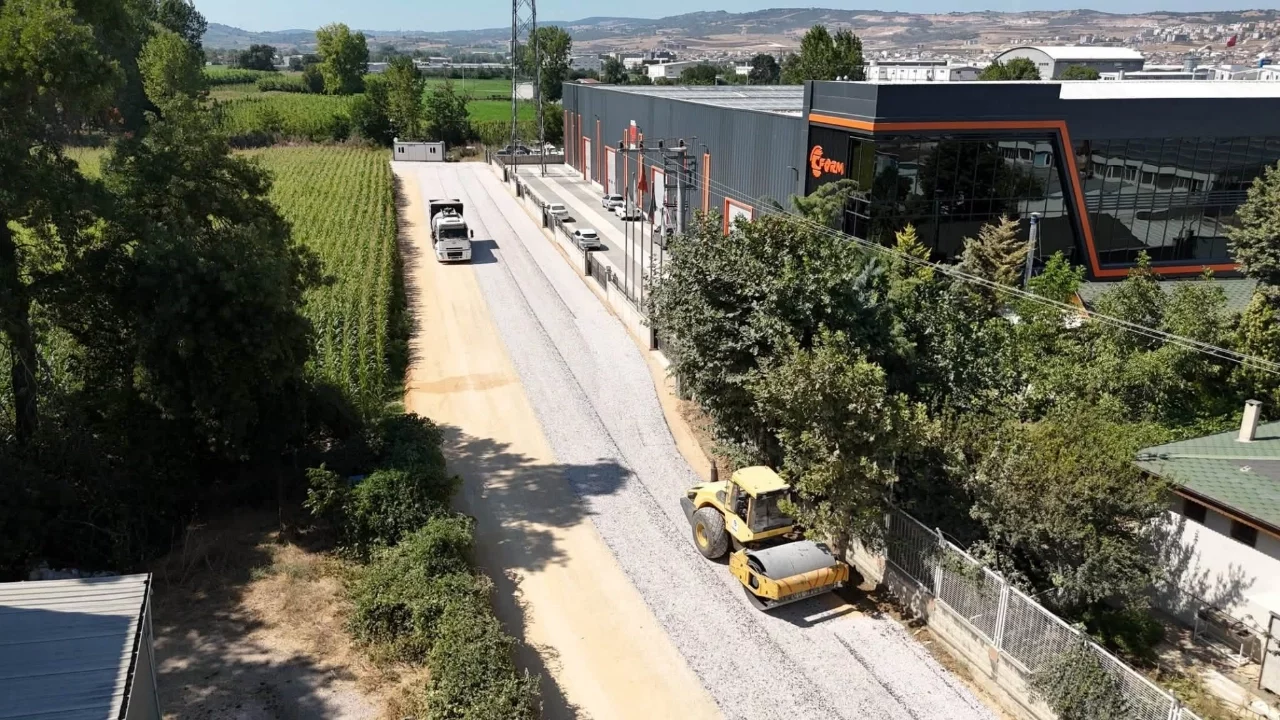 Cerrah'ta Veysel Karani Caddesine sathi kaplama yapıldı