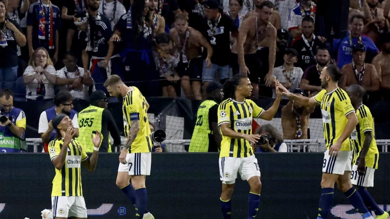 Fenerbahçe Lyon'u deplasmanda 2-1 yenerek 18 yıl sonra Şampiyonlar Ligi'nde