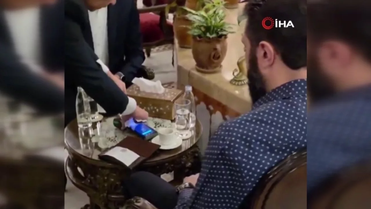 Suriye'de tarihi ödeme: Ahmed eş-Şara restoranda hesabı Visa kartıyla ödedi