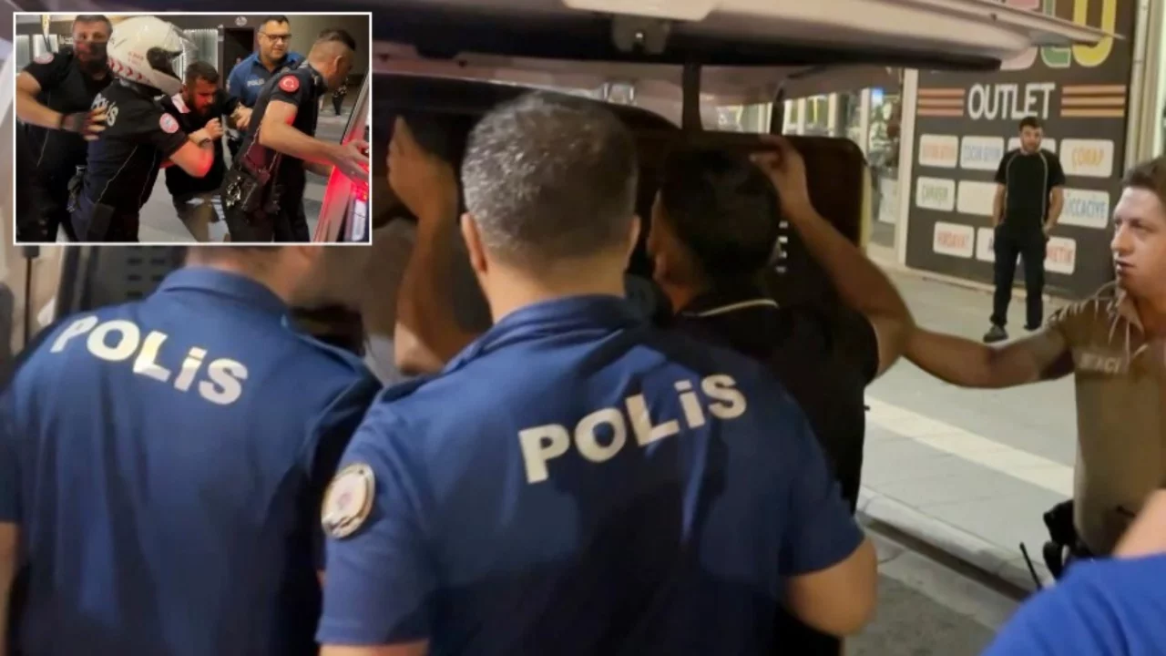 Biri oynayarak, diğeri zorla gözaltına alındı: İlginç anlar kamerada