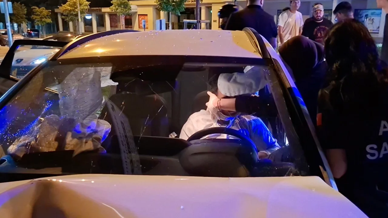 Bursa'da otomobil direğe çarptı, sürücü sıkıştı