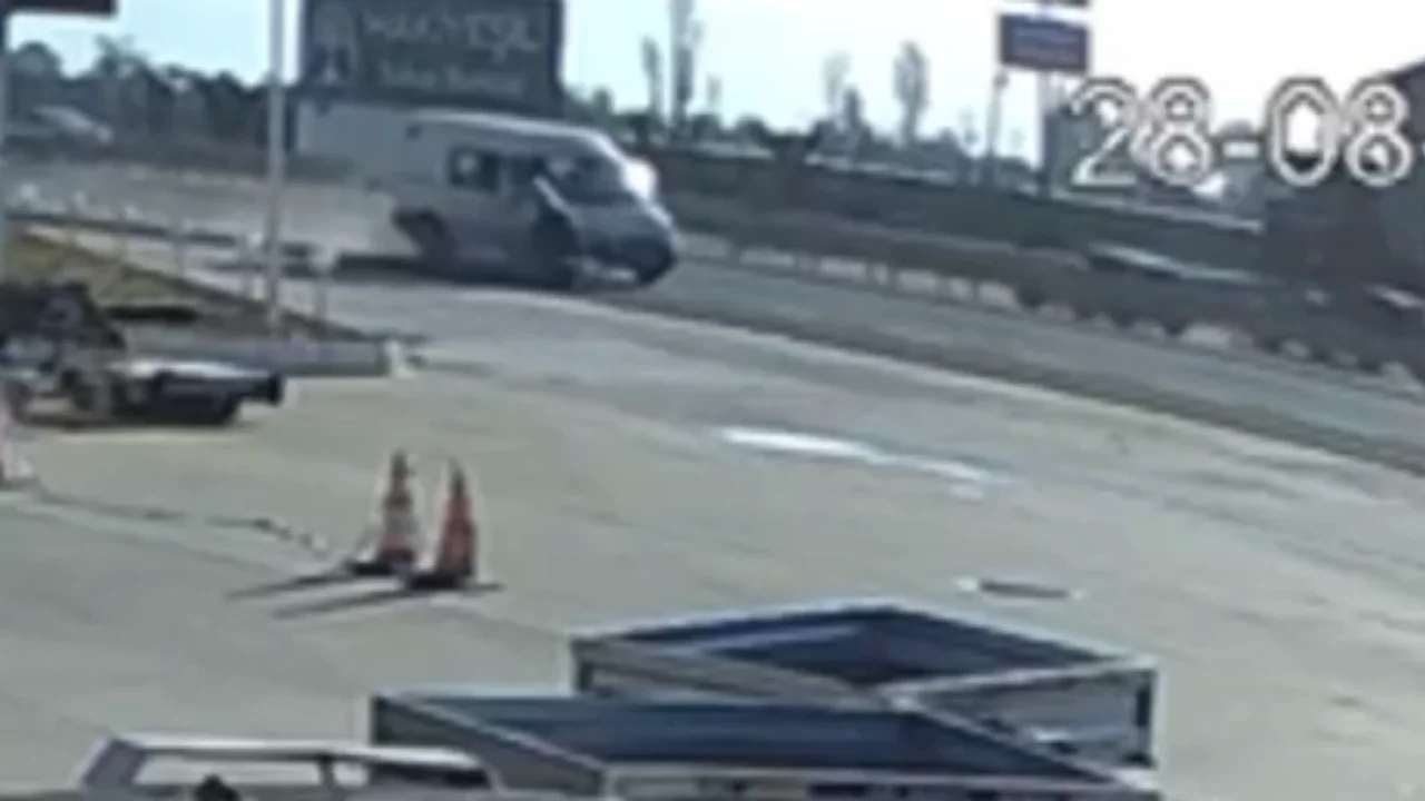 Bursa'da feci kaza! Motosikletteki 2 kişi ölümden böyle döndü