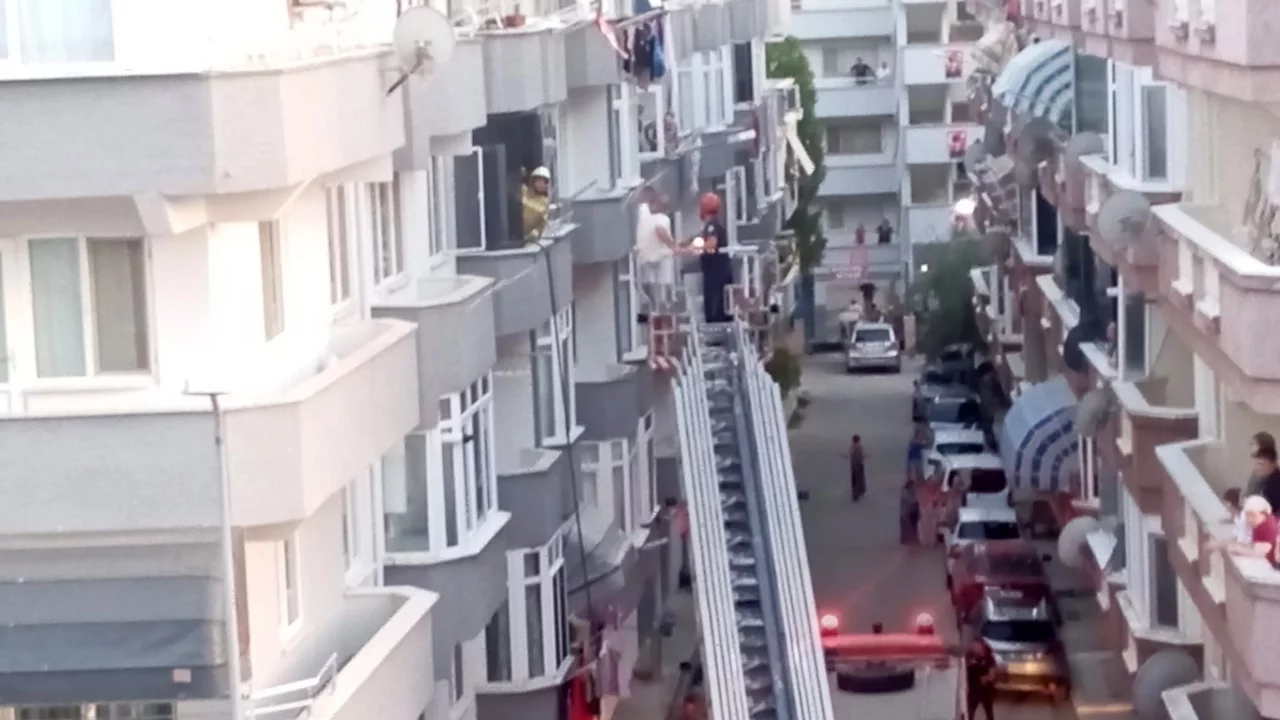 Bursa Gemlik'te ev yangını: 2 kişi kurtarıldı