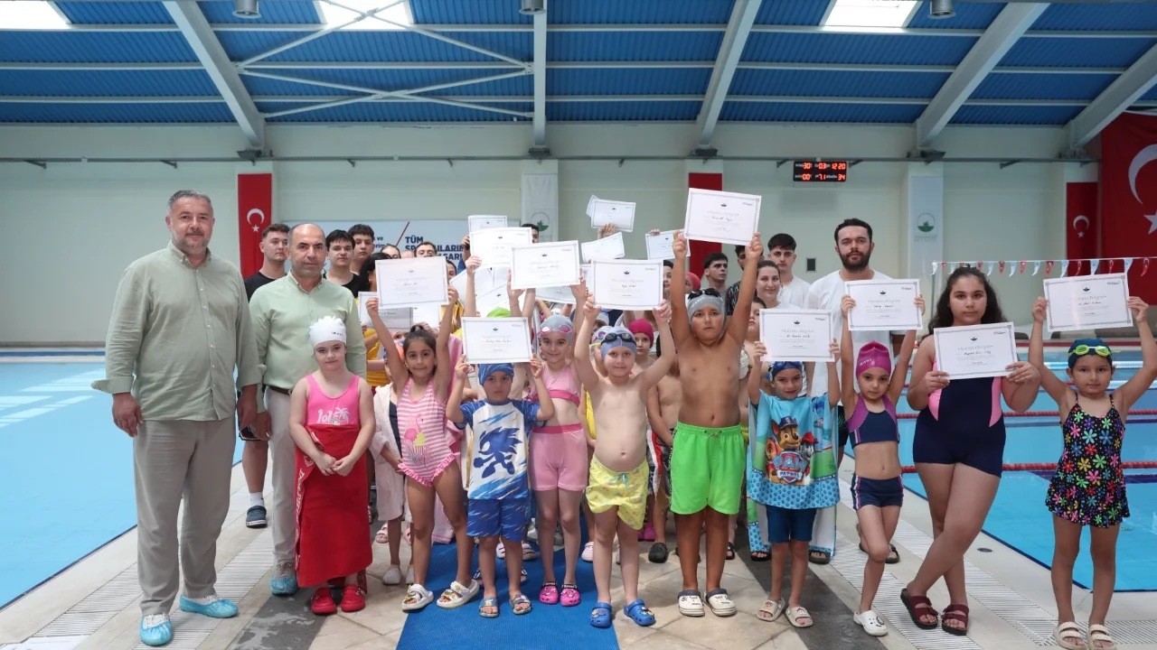 Osmangazi'de Geleceğin Yüzücüleri Sertifikalarını Aldı
