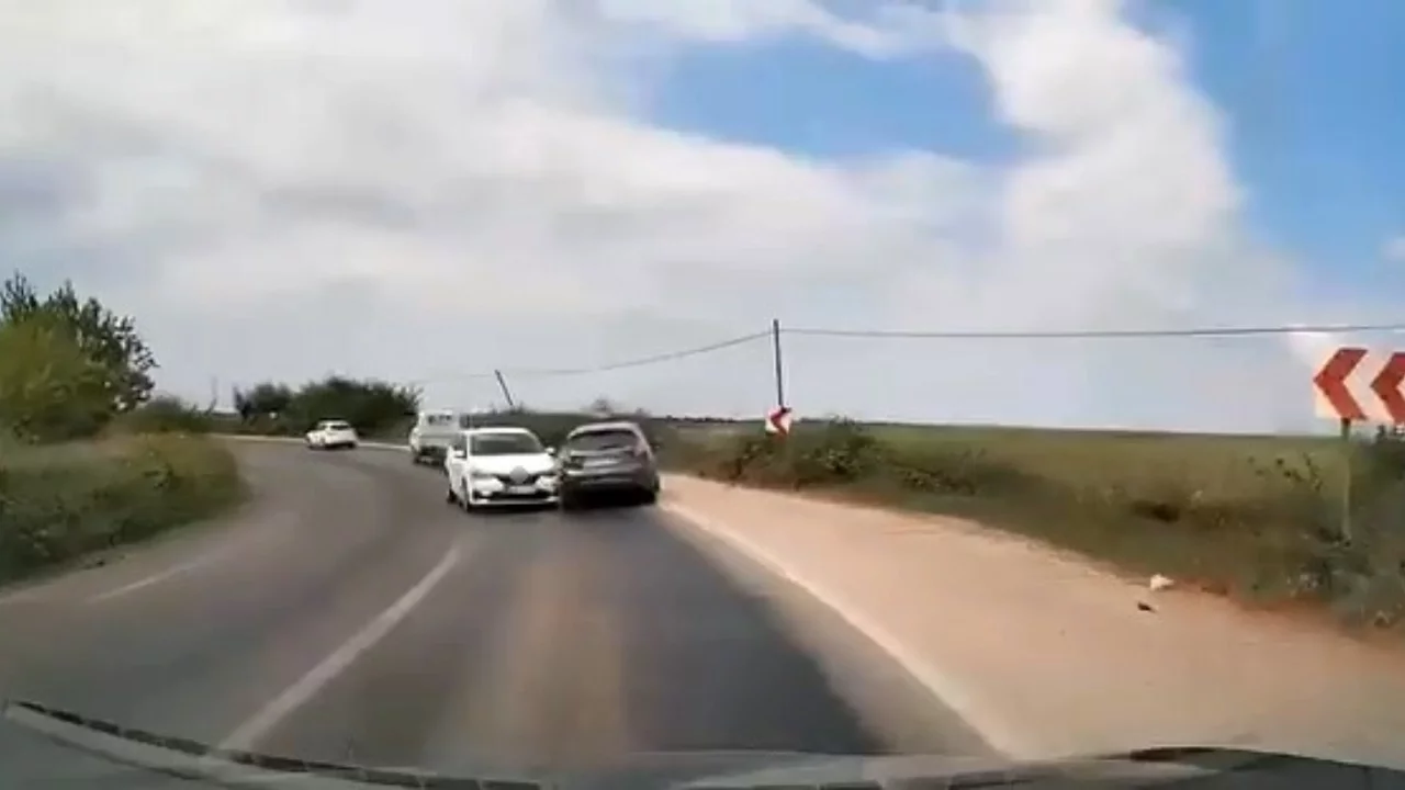 Bursa'da viraja hızlı giren otomobil kazaya sebep oldu