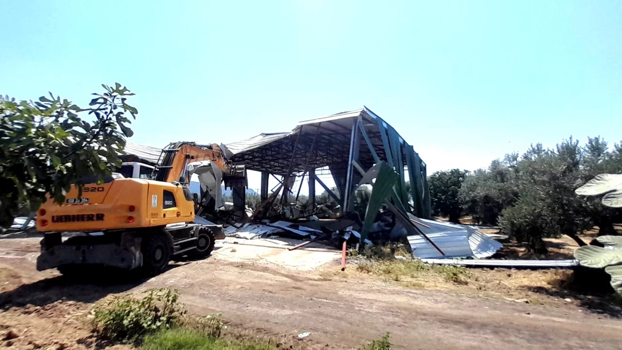 Tarım Alanına Kaçak Yapılan Depo Yıkıldı