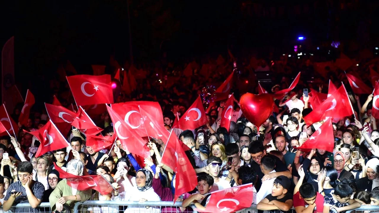 Kestel Belediyesi'nin 30 Ağustos Kutlamalarında Mela Bedel Rüzgârı