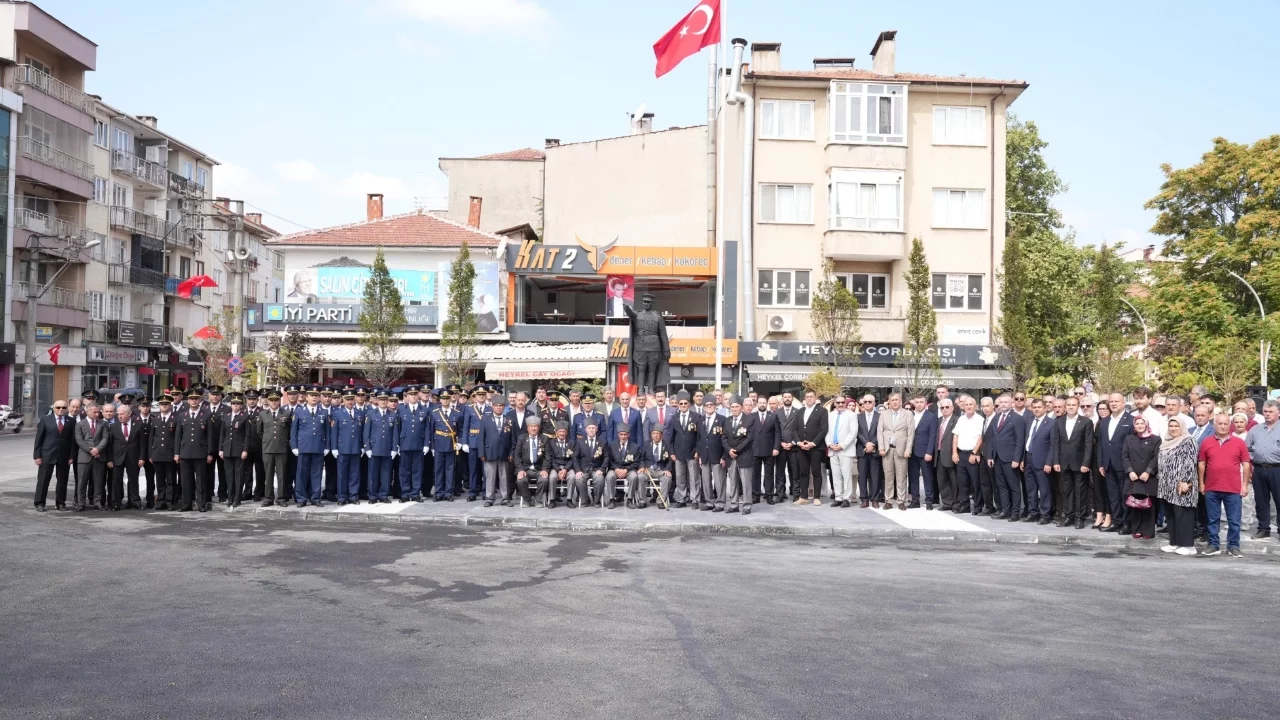YENİŞEHİR'DE 30 AĞUSTOS COŞKUSU YENİLENEN HEYKEL MEYDANI'NDA YAŞANDI