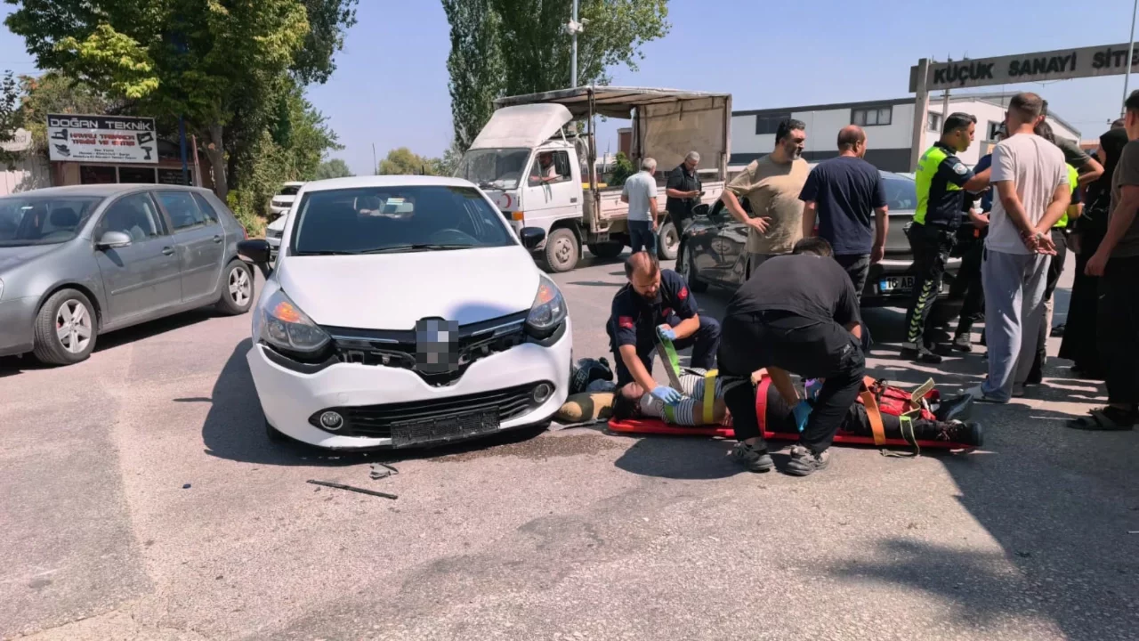 Bursa'da motosiklet iki otomobile çarptı: 1 yaralı