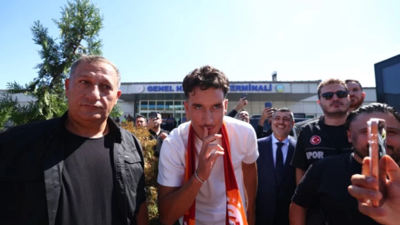 Galatasaray'ın yeni transferi Deniz Gül İstanbul'da