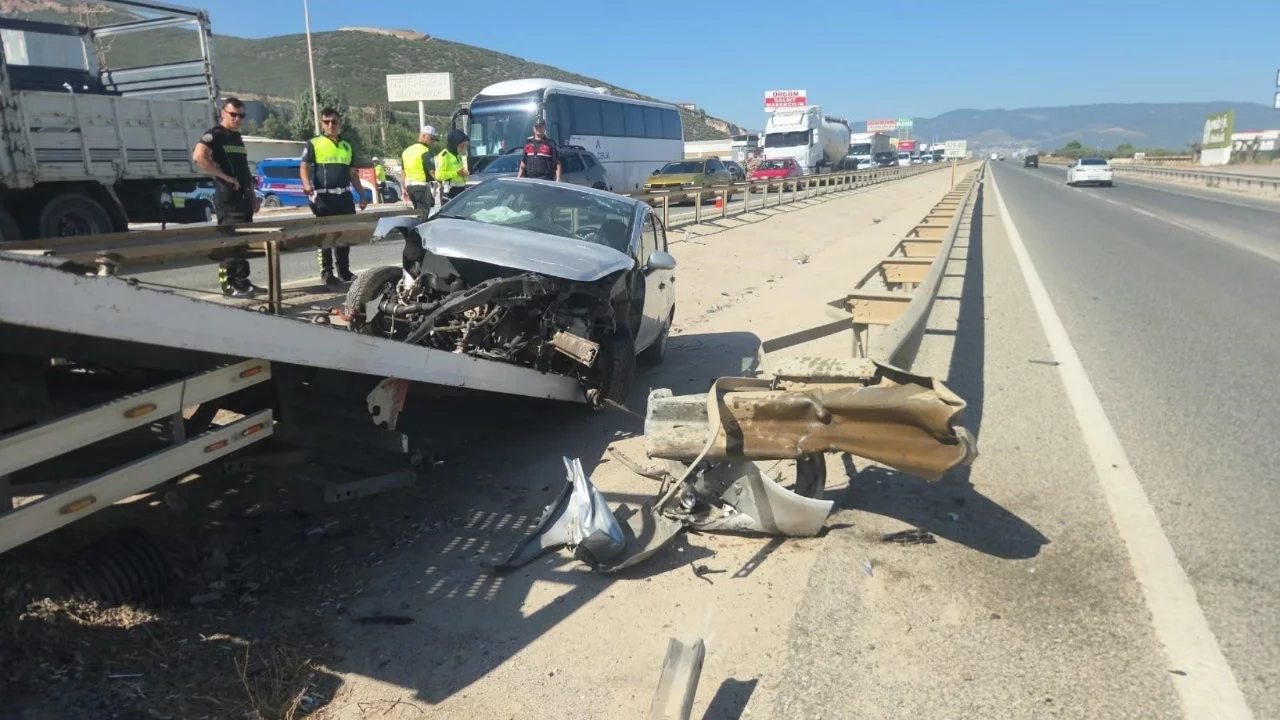 Bursa'da kontrolden çıkan otomobil refüje daldı: 3 yaralı