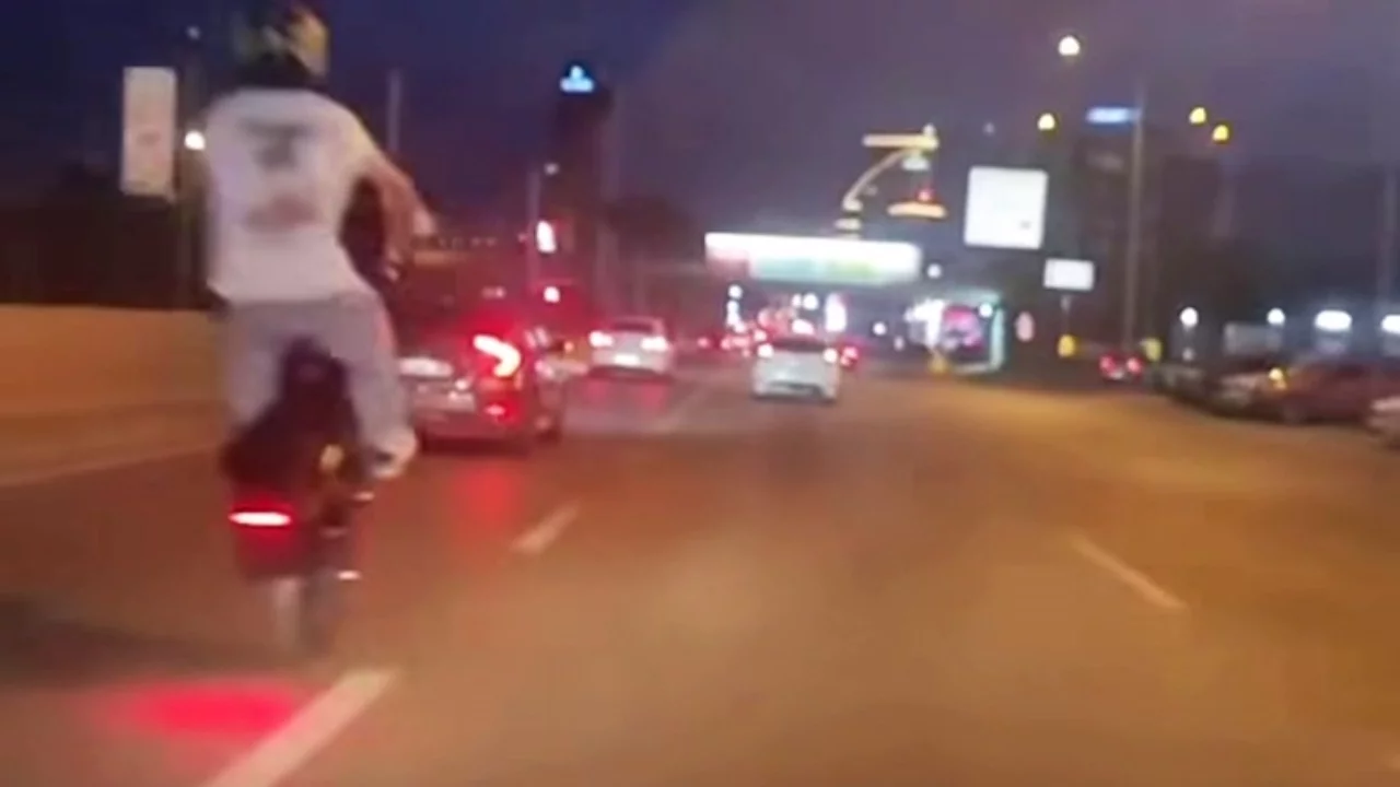 Bursa'da plakasız motosikletle trafikte tehlikeli hareket