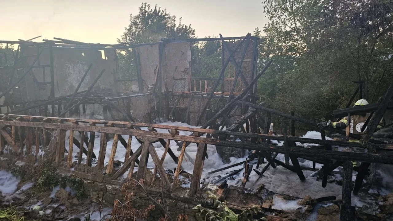 Bursa'da metruk bina alevlere teslim oldu