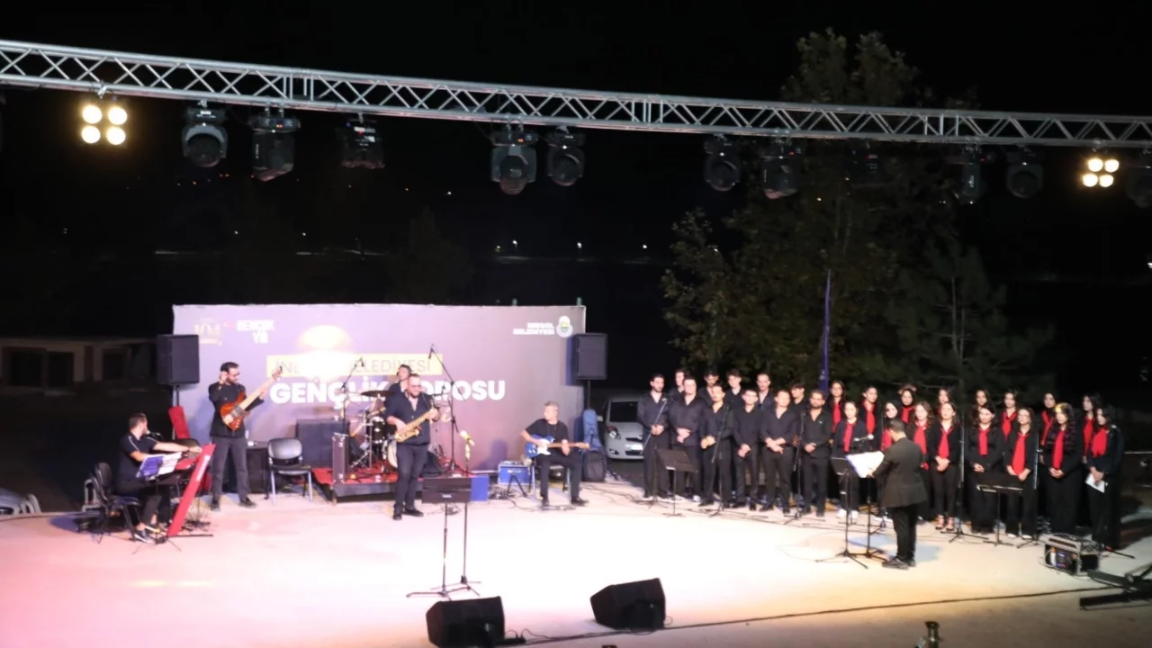 Kurtuluş coşkusu gençlik korosu konseriyle Yeniceköy'e taşındı