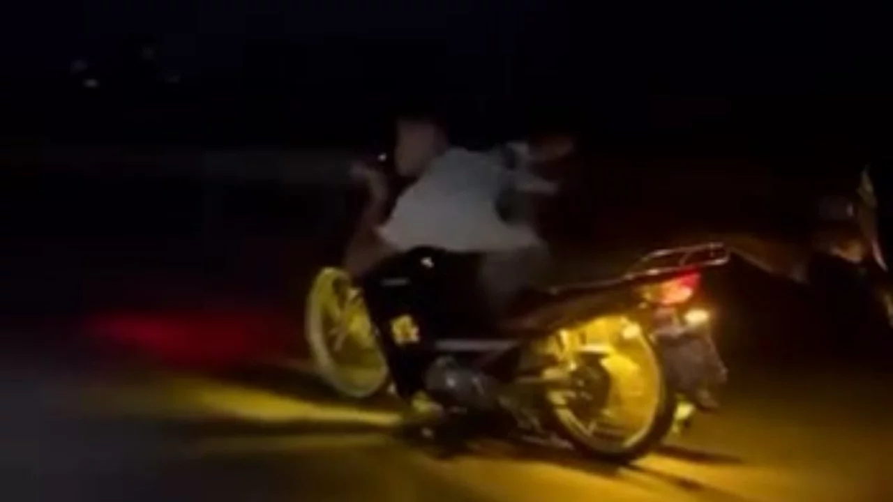 Bursa'da motosikletin üzerine yatarak tehlikeli sürüş