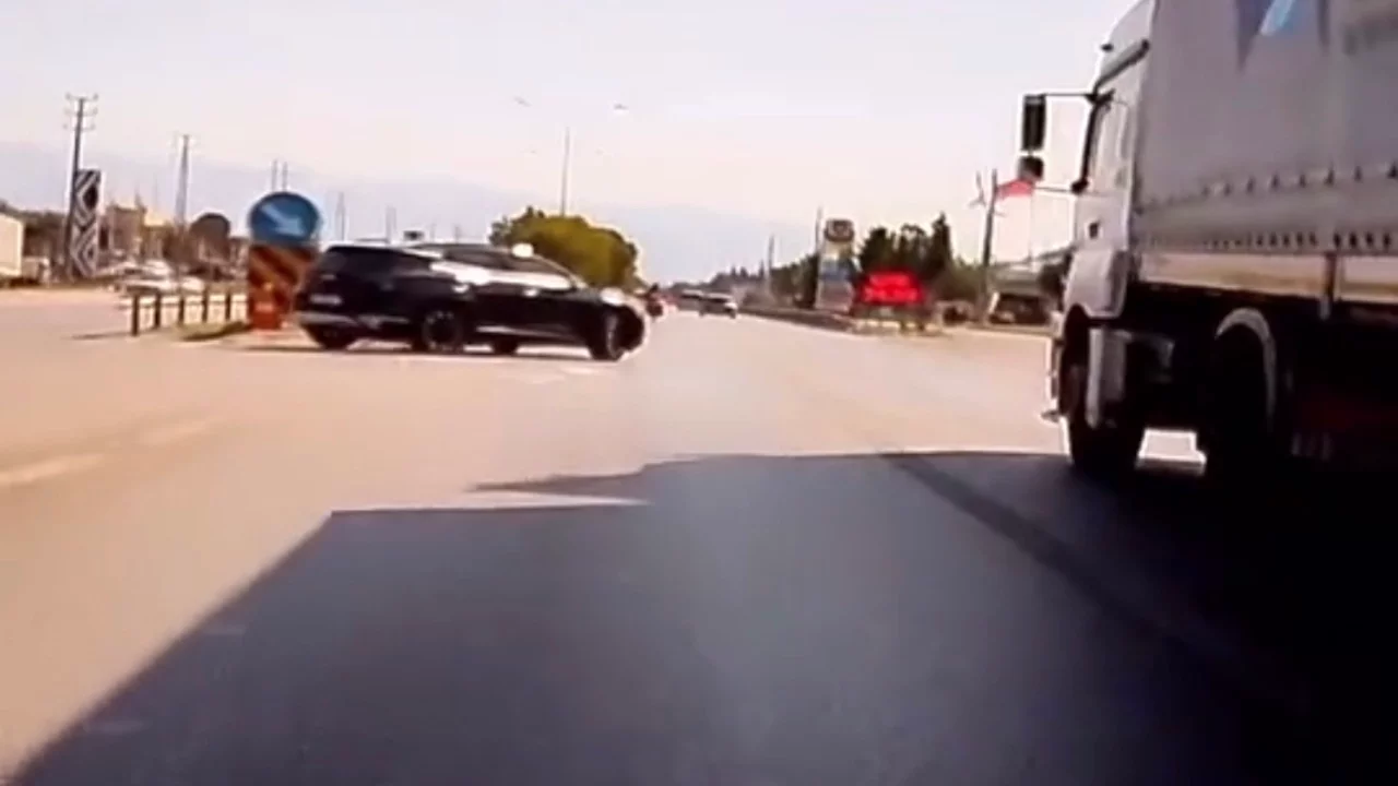 Bursa'da kırmızı ışık ihlali kazaya neden oldu! Motosiklet sürücüsü ölümden döndü