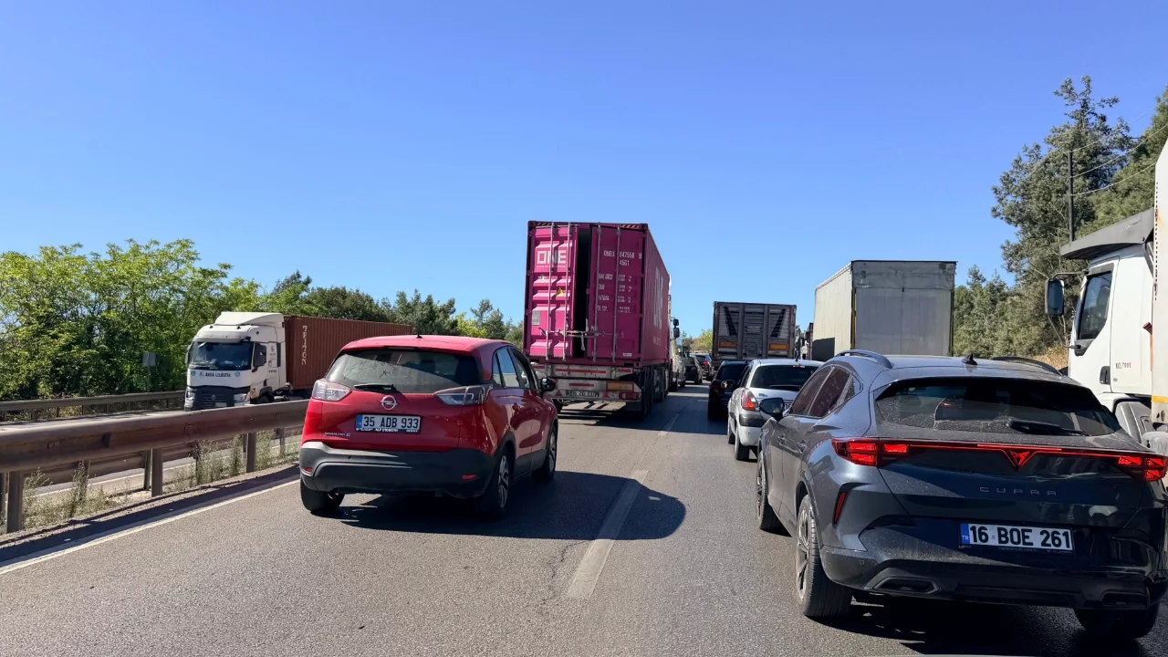 Bursa'da yol çalışması: araç kuyruğu 3 kilometreye ulaştı