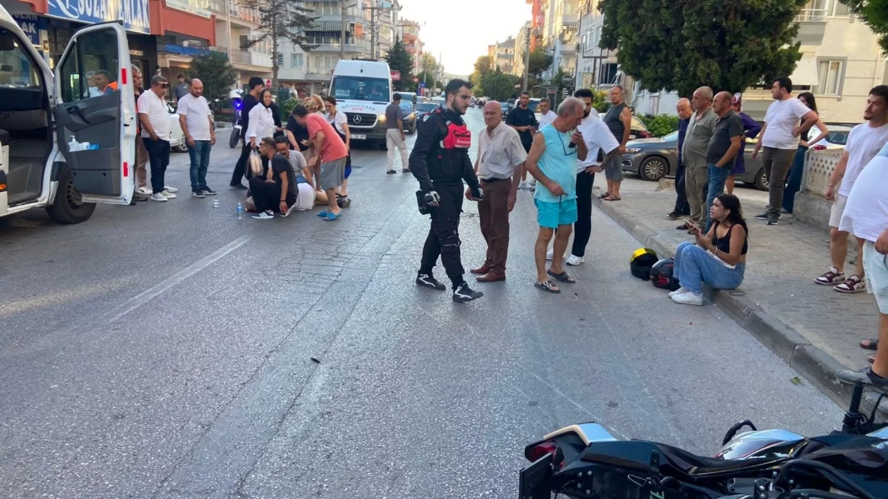 Bursa'da motosiklet yayaya çarptı: 2 kişi yaralandı