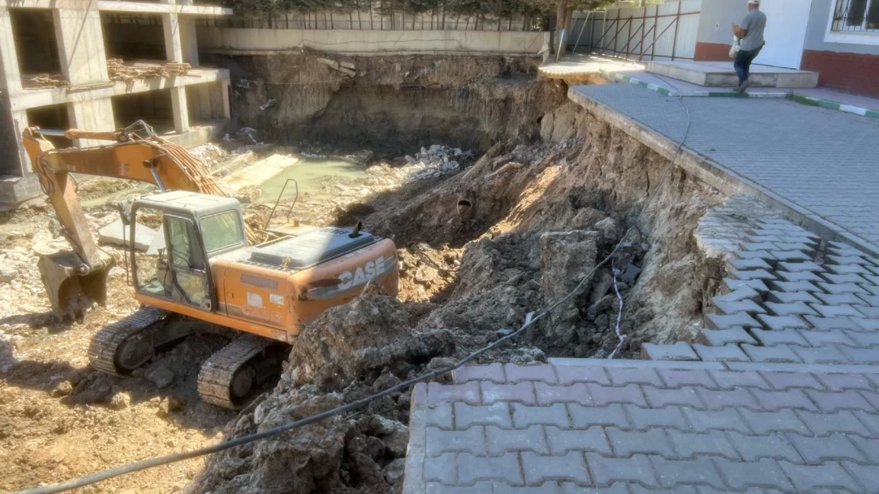 Bursa'da okul bahçesinde inşaat kazısı sonrası çökme