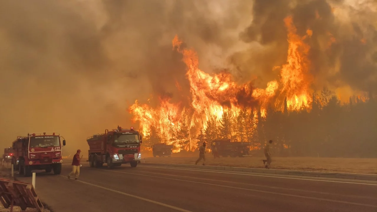 Alevler mahalleye yöneldi, yaşlı çift gözyaşlarına boğuldu