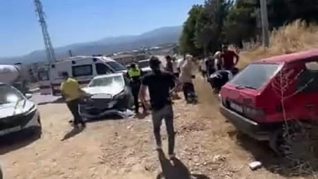 Bursa'da iki otomobil çarpıştı: 1'i bebek 6 yaralı