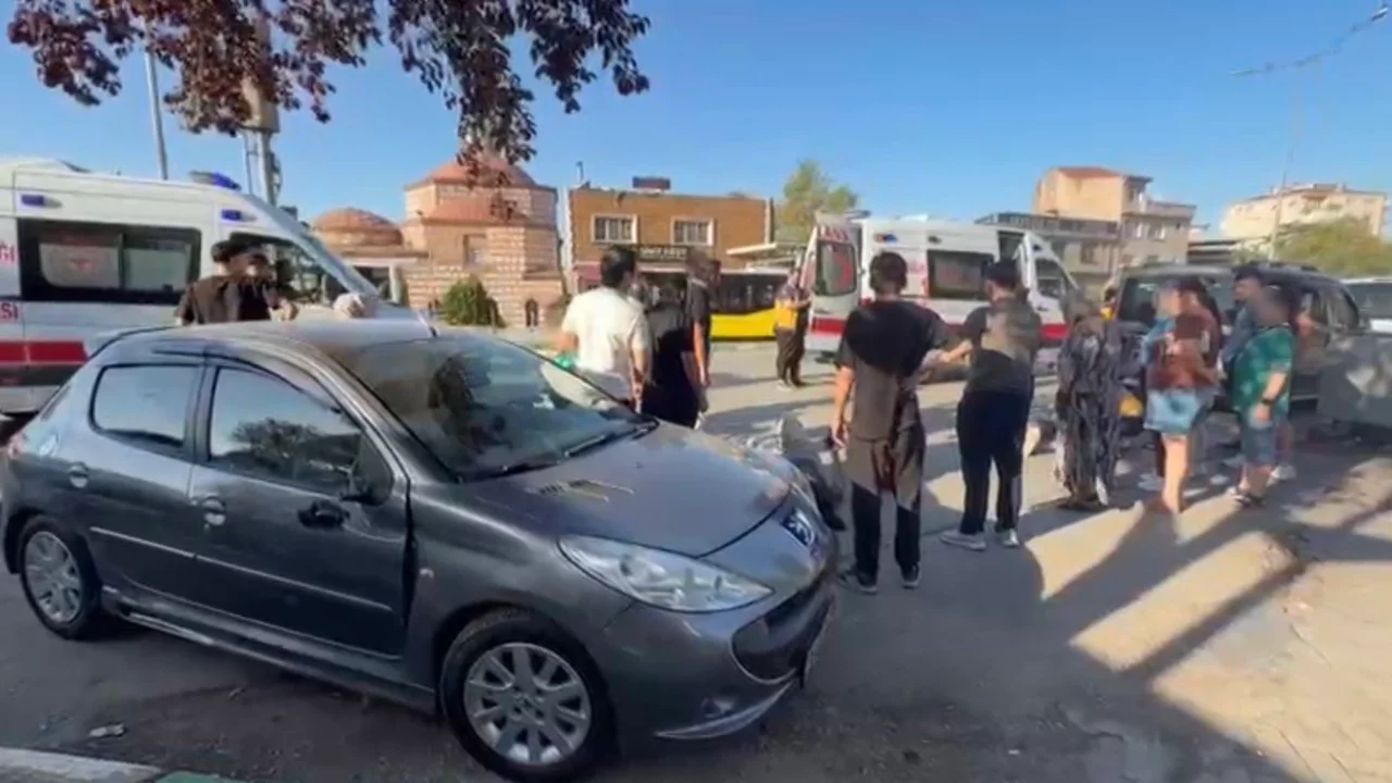 Bursa'da motosiklet kazası: 2 genç yaralandı