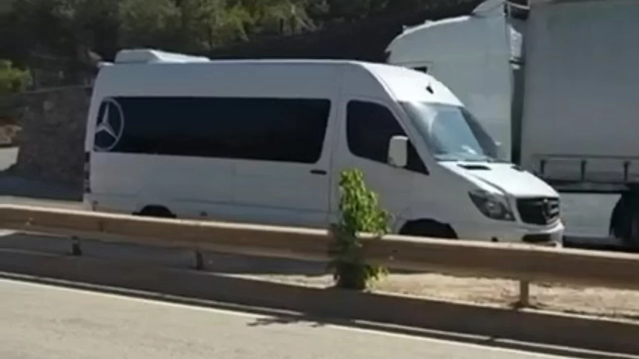 Bursa'da servis minibüsü ters şeride girdi. Faciaya davetiye çıkardı
