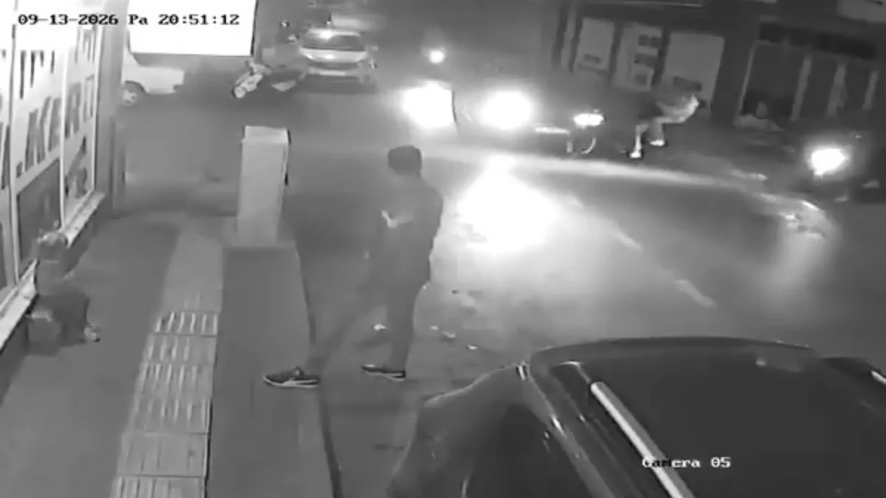 Bursa'da motosiklet kazası kamerada: 2 kişi yaralandı