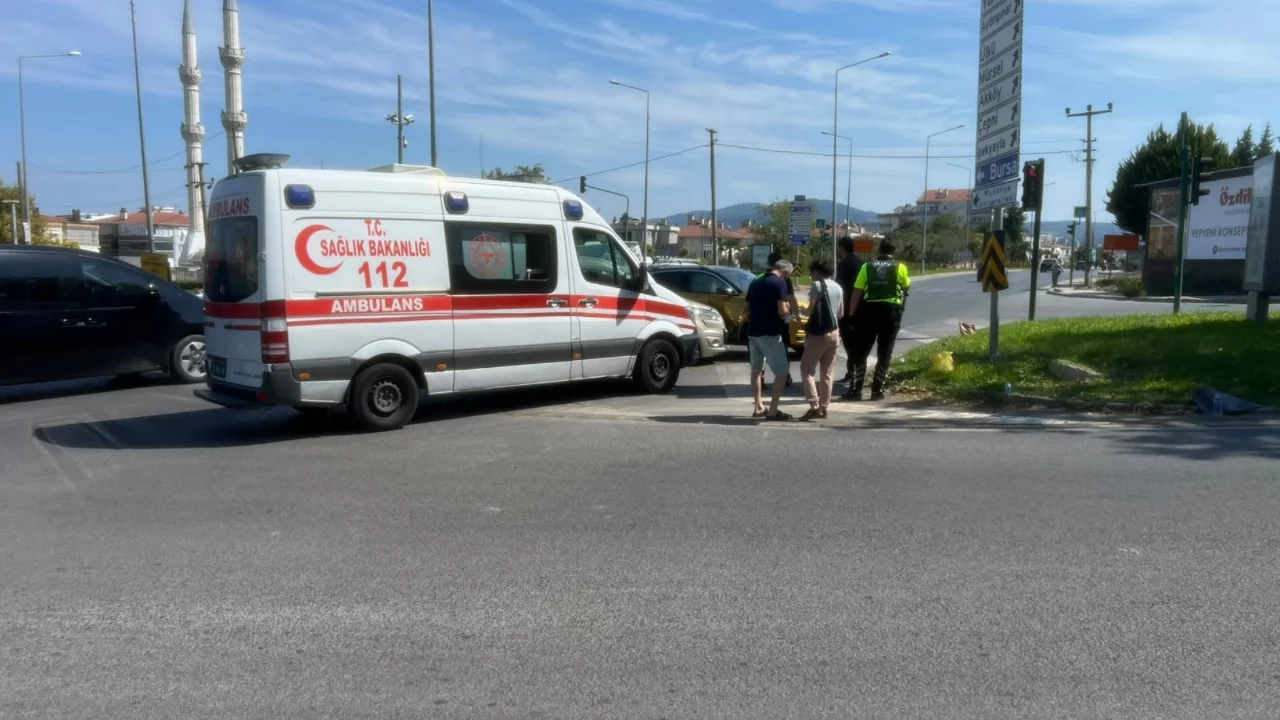 Bursa'da kavşakta iki otomobil çarpıştı: 1 yaralı