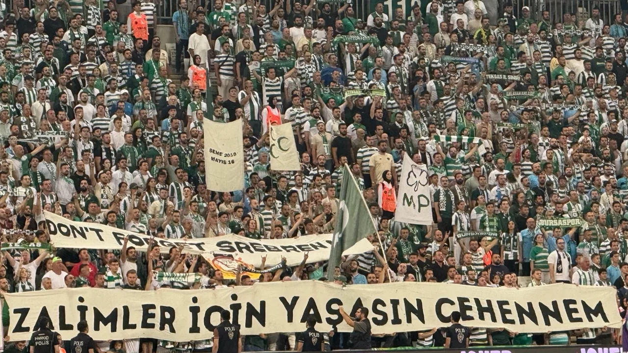 Bursaspor tribünlerinden Kızılyıldız'a Ratko Mladiç tepkisi