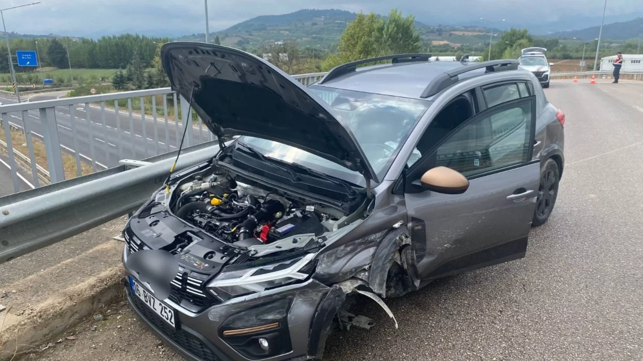 İnegöl'de otomobil bariyerlere çarptı: 2 kişi yaralandı